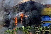 Gedung Hotel Madinah Al Munawwarah Asrama Haji Medan, terbakar Rabu (30/7/2025) siang.
