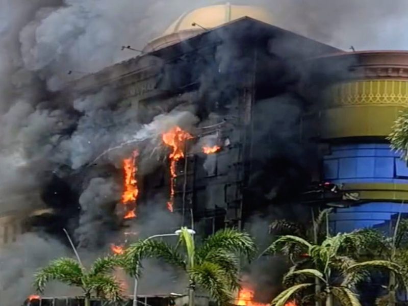 Gedung Hotel Madinah Al Munawwarah Asrama Haji Medan, terbakar Rabu (30/7/2025) siang.
