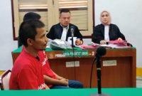 Dua terdakwa kasus penjambretan, menjalani sidang di PN Medan, Rabu (30/7/2025).