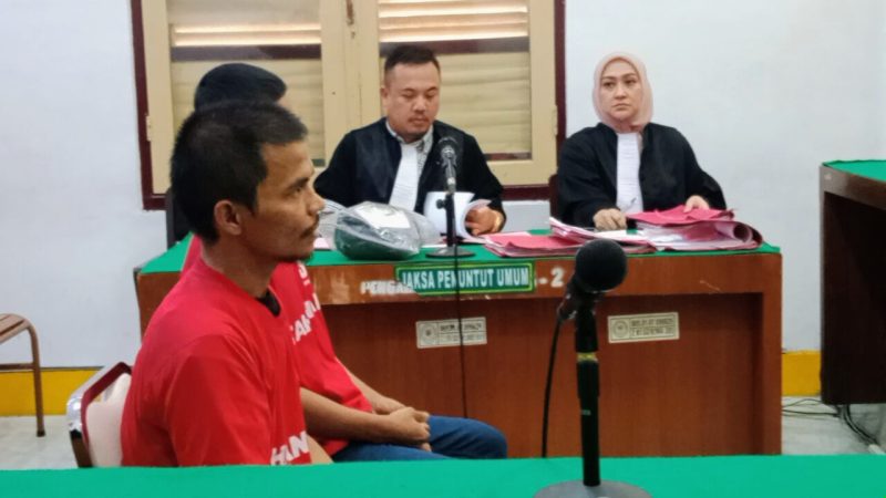 Dua terdakwa kasus penjambretan, menjalani sidang di PN Medan, Rabu (30/7/2025).