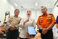 Kepala Badan Meteorologi, Klimatologi, dan Geofisika (BMKG) Dwikorita Karnawati didampingi Kepala Basarnas Mohammad Syafii dan Sekretaris Utama BNPB Rustian saat memberikan keterangan terkait kecangggihan fasilitas pusat komando peringatan dini multi-bencana nasional yang baru di Jakarta, Senin (21/7/2025). Foto: Antara
