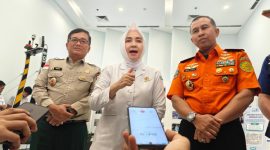 Kepala Badan Meteorologi, Klimatologi, dan Geofisika (BMKG) Dwikorita Karnawati didampingi Kepala Basarnas Mohammad Syafii dan Sekretaris Utama BNPB Rustian saat memberikan keterangan terkait kecangggihan fasilitas pusat komando peringatan dini multi-bencana nasional yang baru di Jakarta, Senin (21/7/2025). Foto: Antara