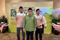 Menteri Koordinator Bidang Pemberdayaan Masyarakat Abdul Muhaimin Iskandar (tengah) saat memberikan keterangan di kawasan Tanah Abang, Jakarta, Senin (14/7/2025).