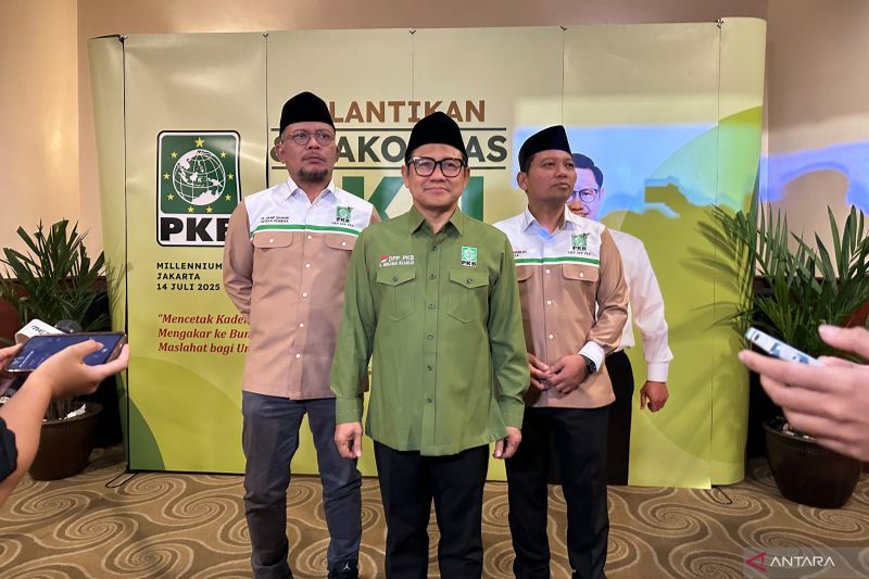Menteri Koordinator Bidang Pemberdayaan Masyarakat Abdul Muhaimin Iskandar (tengah) saat memberikan keterangan di kawasan Tanah Abang, Jakarta, Senin (14/7/2025).
