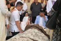 Sang istri mantan Menteri Agama Suryadharma Ali yaitu Wardhatul Asriah menangis saat duduk di samping jenazah suaminya yang disemayamkan di ruang tamu rumah duka di Jalan Cipinang Cempedak I Nomor 30, Cipinang Cempedak, Jatinegara, Jakarta Timur, Kamis (31/7/2025)
