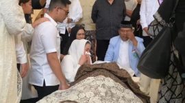 Sang istri mantan Menteri Agama Suryadharma Ali yaitu Wardhatul Asriah menangis saat duduk di samping jenazah suaminya yang disemayamkan di ruang tamu rumah duka di Jalan Cipinang Cempedak I Nomor 30, Cipinang Cempedak, Jatinegara, Jakarta Timur, Kamis (31/7/2025)