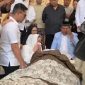 Sang istri mantan Menteri Agama Suryadharma Ali yaitu Wardhatul Asriah menangis saat duduk di samping jenazah suaminya yang disemayamkan di ruang tamu rumah duka di Jalan Cipinang Cempedak I Nomor 30, Cipinang Cempedak, Jatinegara, Jakarta Timur, Kamis (31/7/2025)