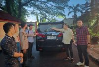 Anggota DPRD Sumut Irham Buana Nasution saat menunjukkan mobilnya usai diteror lempar batu di Medan Belawan. Foto: Dok.Pribadi