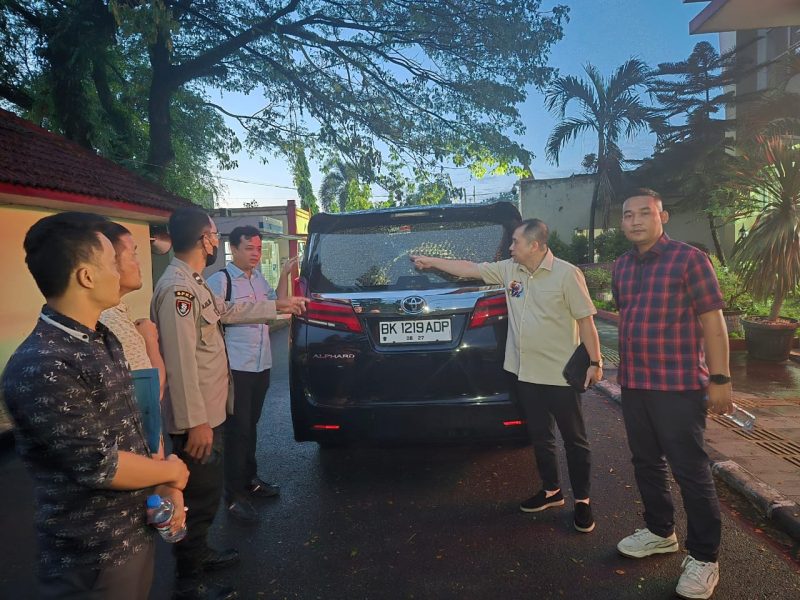 Anggota DPRD Sumut Irham Buana Nasution saat menunjukkan mobilnya usai diteror lempar batu di Medan Belawan. Foto: Dok.Pribadi