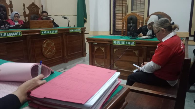Tiromsi Sitanggang terdakwa kasus pembunuhan suaminya demi asuransi, menjalani sidang tuntutan di PN Medan, Selasa (8/7).