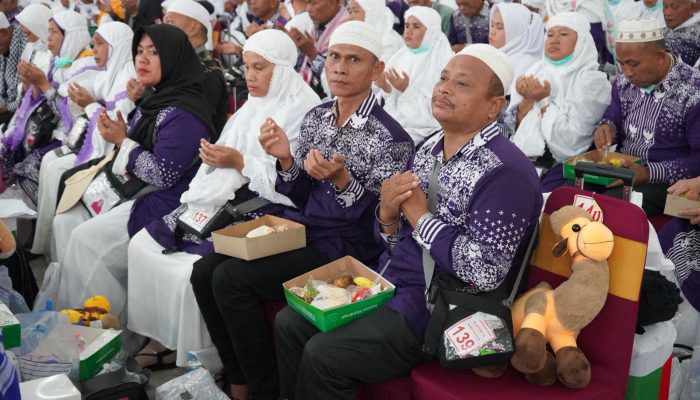 Disambut Azan Subuh, 359 Jemaah Haji Kloter 18 Tiba di Medan dengan Haru dan Doa