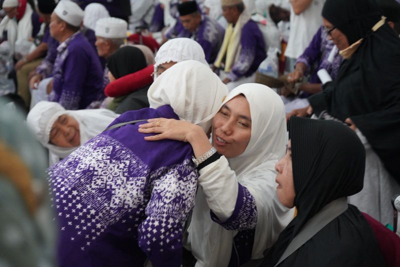 Jemaah haji Kloter 17 Debarkasi Medan, disambut saat tiba di Asrama Haji Medan, Rabu (2/7) dini hari.