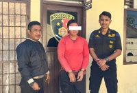 PT KAI Sumut melalui Polsuska mengamankan seorang pelaku pencurian besi rel atau besi ballast stopper. Foto: Humas PT KAI Sumut