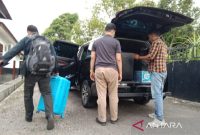 Tim penyidik Komisi Pemberantasan Korupsi (KPK) membawa koper yang berisi dokumen dari kegiatan penggeledahan di Kantor PT DNG di Kota Padangsidimpuan, Sumatera Utara, Jumat (4/7/2025). Foto: Antara