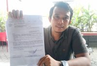 Robby Marshel Sinaga selaku kuasa hukum korban kasus penipuan, menunjukkan surat SP3 dari Polda Sumut, Jumat (11/7/2025).