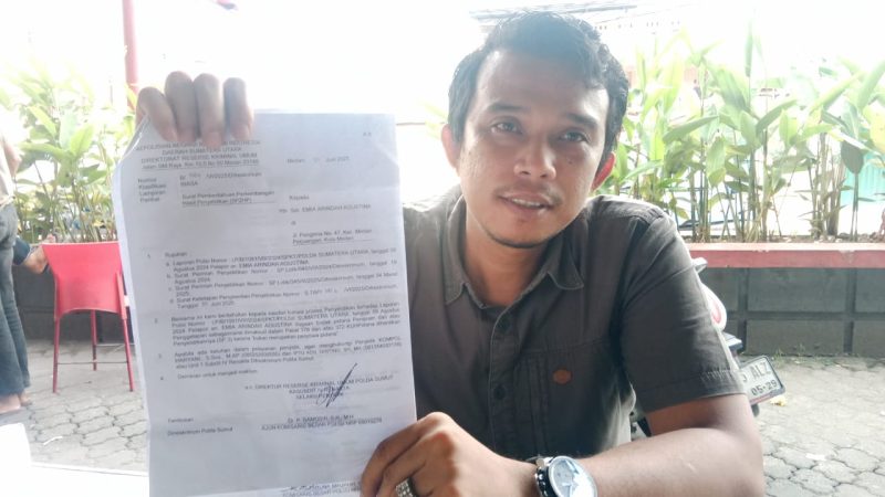 Robby Marshel Sinaga selaku kuasa hukum korban kasus penipuan, menunjukkan surat SP3 dari Polda Sumut, Jumat (11/7/2025).
