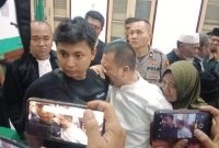 Eks Kepala BKD Langkat, Eka Syahputra Depari menangis usai divonis bebas lantaran tidak terbukti menerima suap seleksi PPPK, Jumat (11/7/2025) malam.