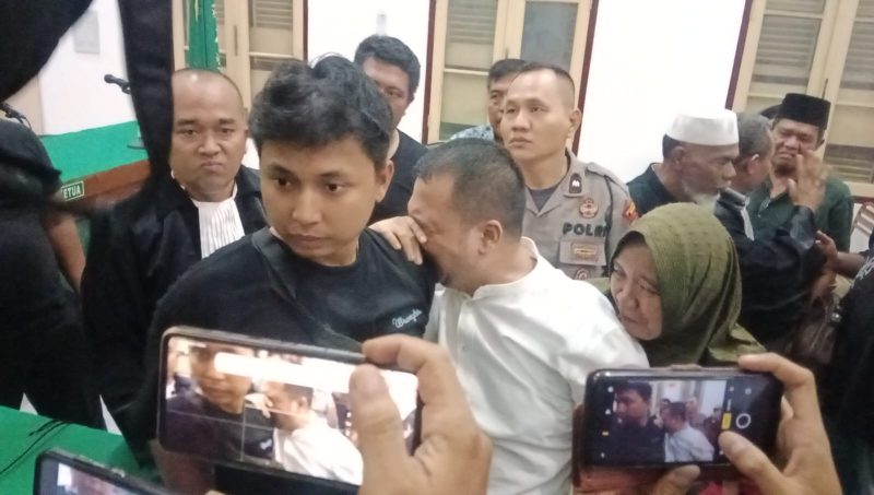 Eks Kepala BKD Langkat, Eka Syahputra Depari menangis usai divonis bebas lantaran tidak terbukti menerima suap seleksi PPPK, Jumat (11/7/2025) malam.