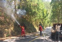Pihak BPBD Samosir dan instansi terkait melakukan pemadaman api di kawasan hutan Tele, Samosir, Sumatera Utara. Foto: Dok BPBD Samosir