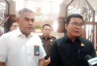 Sekretaris Inspektorat Jenderal Kementerian PKP, Dian Fris Nalle (kiri) didampingi Aspidsus Kejati Sumut, Muttaqin Harahap, memberikan keterangan terkait dugaan korupsi pembangunan Rusun, Rabu (9/7/2025)