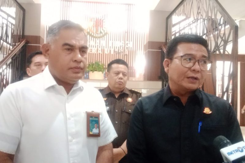 Sekretaris Inspektorat Jenderal Kementerian PKP, Dian Fris Nalle (kiri) didampingi Aspidsus Kejati Sumut, Muttaqin Harahap, memberikan keterangan terkait dugaan korupsi pembangunan Rusun, Rabu (9/7/2025)