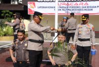 Kapolrestabes Medan, Kombes Pol Gidion Arif Setyawan memandikan personel yang naik pangkat, Rabu (2/7).