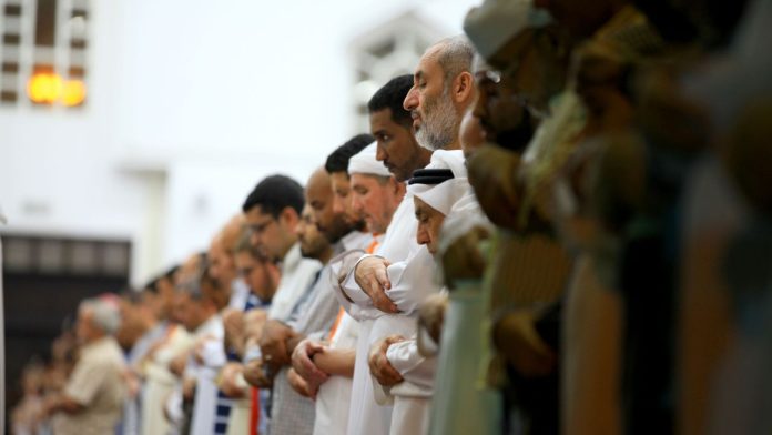 Teks Khutbah Jumat Bahasa Jawa: Hikmah Hijrah Nabi Muhammad kanggo Generasi Milenial lan Z di mana pada masa dahulu, Nabi Muhammad saw beserta para sahabat melakukan prosesi hijrah, berpindah tempat dari Makkah ke Madinah.