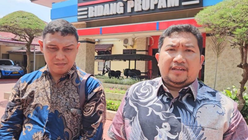 Suhandri Umar Tarigan selaku kuasa hukum Rahmadi, memberikan keterangan di Propam Polda Sumut, Jumat (11/7/2025).