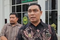 Thomas Tarigan selaku kuasa hukum terdakwa Rahmadi, memberikan keterangan usai persidangan, Kamis (3/7).