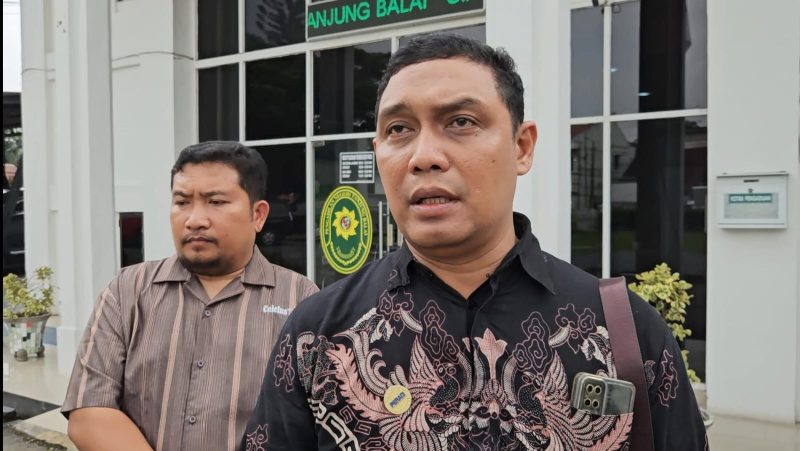 Thomas Tarigan selaku kuasa hukum terdakwa Rahmadi, memberikan keterangan usai persidangan, Kamis (3/7).