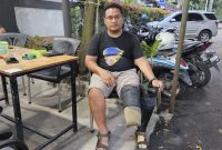 Dimas Tri Setyo (37), kurir JNT Pancurbatu, yang dipecat sepihak saat memperlihatkan kaki palsunya akibat kecelakaan. Foto: Dok.Pribadi