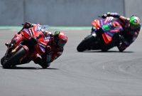 Pembalap Ducati Lenovo Francesco Bagnaia (kiri) beradu kecepatan dengan pembalap Prima Pramac Franco Morbidelli (kanan) saat mengikuti sesi latihan bebas MotoGP Mandalika di Pertamina Mandalika International Street Circuit, Lombok Tengah, NTB, Jumat (27/9/2024)
