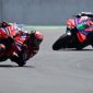 Pembalap Ducati Lenovo Francesco Bagnaia (kiri) beradu kecepatan dengan pembalap Prima Pramac Franco Morbidelli (kanan) saat mengikuti sesi latihan bebas MotoGP Mandalika di Pertamina Mandalika International Street Circuit, Lombok Tengah, NTB, Jumat (27/9/2024)