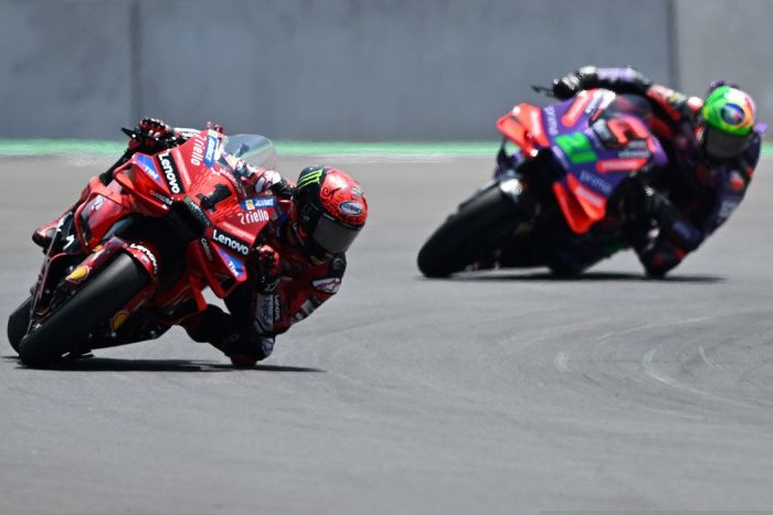 Pembalap Ducati Lenovo Francesco Bagnaia (kiri) beradu kecepatan dengan pembalap Prima Pramac Franco Morbidelli (kanan) saat mengikuti sesi latihan bebas MotoGP Mandalika di Pertamina Mandalika International Street Circuit, Lombok Tengah, NTB, Jumat (27/9/2024)