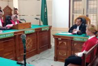 Desiska Br Sihite alias Miss Barbie, terdakwa kasus penipuan saat menjalani sidang di PN Medan, beberapa waktu lalu.