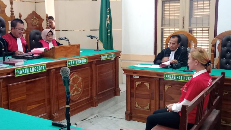 Desiska Br Sihite alias Miss Barbie, terdakwa kasus penipuan saat menjalani sidang di PN Medan, beberapa waktu lalu.