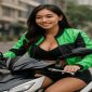 Seorang Wanita mengendarai motor matic merah-putih di jalan kota. Tampak stylish dan percaya diri, merepresentasikan Motor Paling Irit 2025.