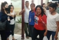 Romauli br Naibaho korban penganiayaan abang kandungnya, histeris di PN Medan, Selasa (8/7) sore.