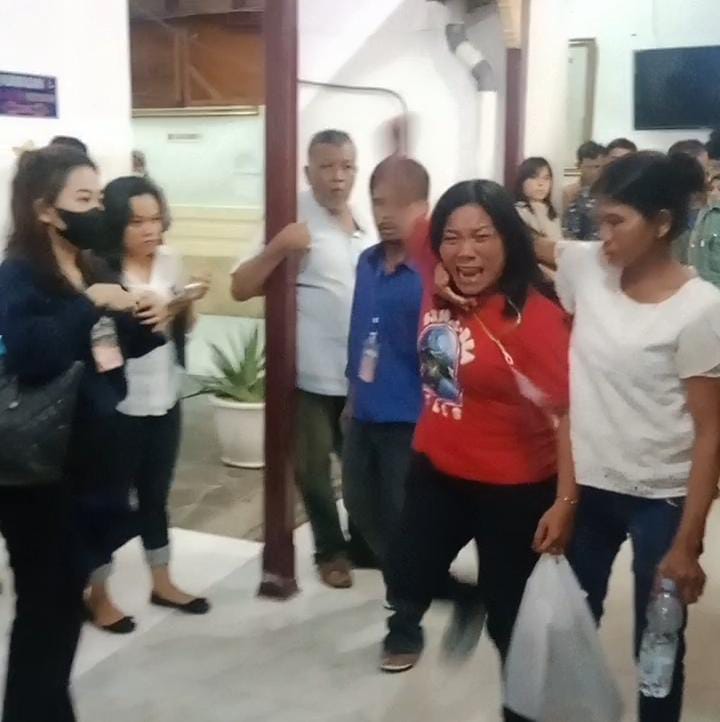Romauli br Naibaho korban penganiayaan abang kandungnya, histeris di PN Medan, Selasa (8/7) sore.