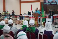 Ketua PPIH Debarkasi Medan, Ahmad Qosbi menyambut kepulangan jemaah haji kloter 22 di Aula Madinatul Hujjaj, Asrama Haji Medan, Selasa (8/7) dini hari.