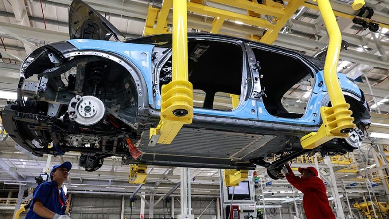 Pekerja merakit mobil listrik BYD Co. Dolphin di pabrik barunya di Nikhom Phatthana, Rayong, Thailand,. Foto: Bloomberg