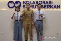 Kepala Dinas Pendidikan Provinsi Sumut Alexander Sinulingga (tengah) bersama dua pelajar terpilih sebagai anggota paskibraka nasional 2025 di Medan, Selasa (8/7/2025). 