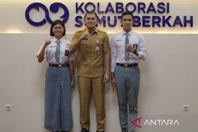 Kepala Dinas Pendidikan Provinsi Sumut Alexander Sinulingga (tengah) bersama dua pelajar terpilih sebagai anggota paskibraka nasional 2025 di Medan, Selasa (8/7/2025). 