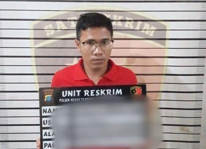 Pelaku pungli berinisial AHSF, saat diamankan Polsek Medan Tembung, Kamis (10/7).