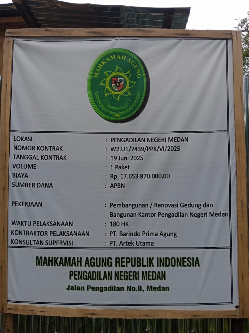 Plang proyek pembangunan dan renovasi PN Medan, yang menelan anggaran miliaran rupiah, Jumat (11/7/2025).