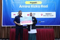 Telkomsel menyerahkan langsung bantuan pendidikan kepada Amira Rizka Rozi, siswi SMA Negeri 1 Banda Aceh yang terpilih sebagai salah satu Top Scorer nasional dalam program Ilmupedia Tryout UTBK 2025 (1/7). Bantuan ini merupakan bentuk apresiasi atas capaian prestasi luar biasa Amira yang berhasil meraih skor 616,7, menempatkannya di posisi kedua secara nasional dari lebih dari 18 ribu peserta serta berhasil masuk ke perguruan tinggi negeri sesuai dengan pilihannya.
