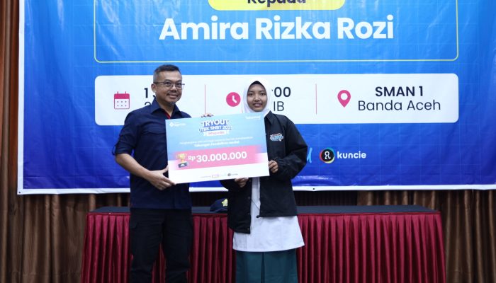 Telkomsel Serahkan Bantuan Pendidikan kepada Amira Rizka Rozi, Top Scorer Ilmupedia Tryout UTBK 2025 Asal Banda Aceh