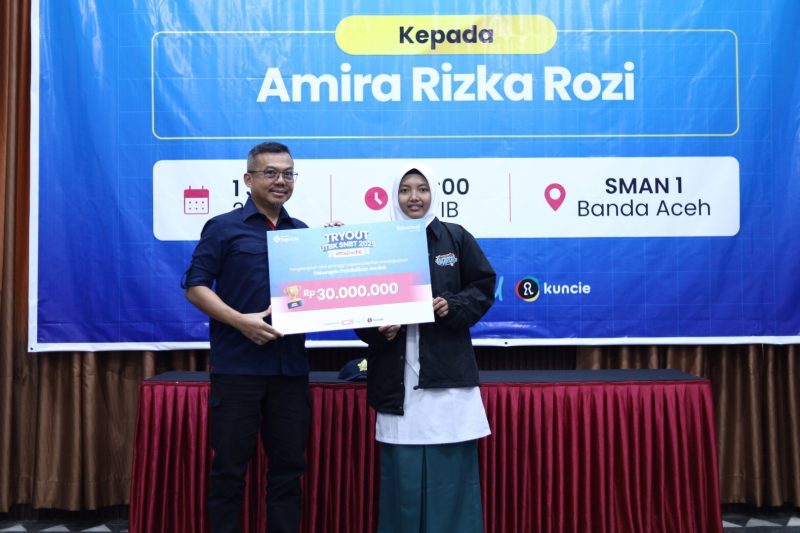 Telkomsel menyerahkan langsung bantuan pendidikan kepada Amira Rizka Rozi, siswi SMA Negeri 1 Banda Aceh yang terpilih sebagai salah satu Top Scorer nasional dalam program Ilmupedia Tryout UTBK 2025 (1/7). Bantuan ini merupakan bentuk apresiasi atas capaian prestasi luar biasa Amira yang berhasil meraih skor 616,7, menempatkannya di posisi kedua secara nasional dari lebih dari 18 ribu peserta serta berhasil masuk ke perguruan tinggi negeri sesuai dengan pilihannya.