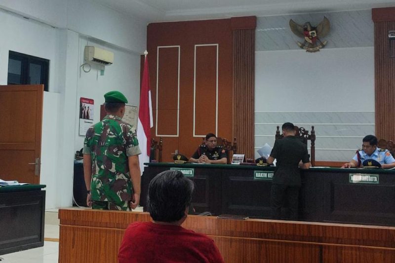 Sertu Riza Phalevi terdakwa kasus penganiayaan anak menjalani sidang dakwaan di Pengadilan Militer, Rabu (9/7).