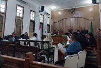 Mantan Anggota DPRD Langkat, Zuhuriah Wista Gurusinga (kanan), saat bersaksi memberikan keterangan dalam kasusu korupsi mantan Bupati Langkat, Senin (7/7).